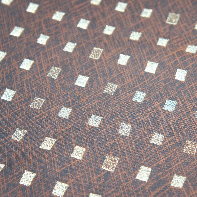 角度によって金糸がキラキラしながらも落ち着いたブラウンの生地です。