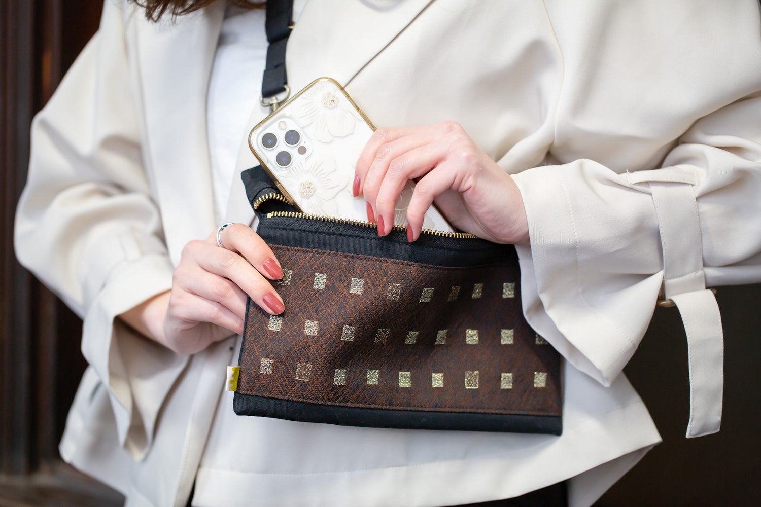 薄めのデザインでスマホや財布を入れてちょっと出かける時に便利です。