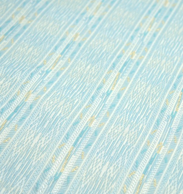 金糸がキラキラ輝くさわやかなブルーの生地です。