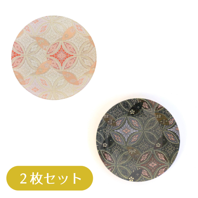 西陣織を特殊加工し、お皿に仕立てました。