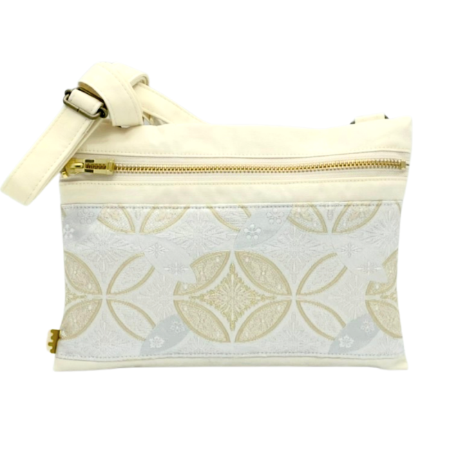 ケイクスの西陣の柄を使用したサコッシュです。